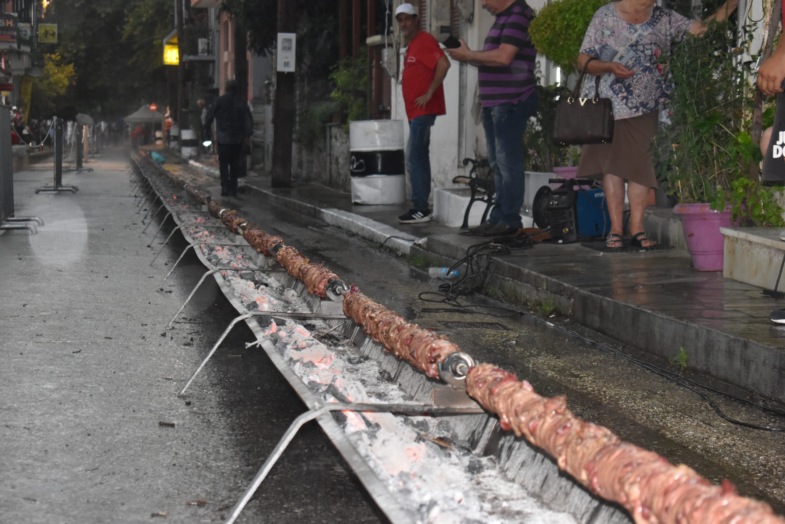 Με μεγάλη επιτυχία και άφθονο κοκορέτσι διεξάχθηκε η 1η γιορτή κοκορετσιού στην Σπερχειάδα